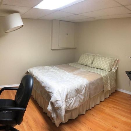 Basement Apartment In Richmond Hill Esterno foto