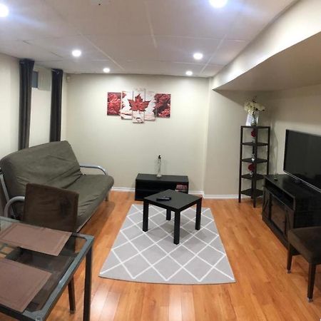 Basement Apartment In Richmond Hill Esterno foto