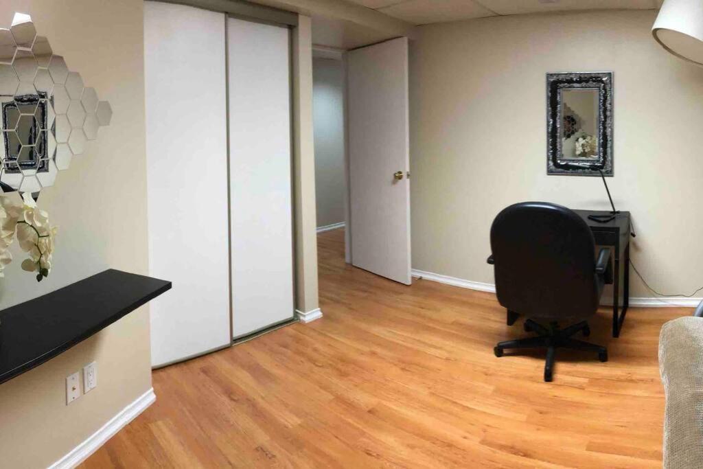 Basement Apartment In Richmond Hill Esterno foto