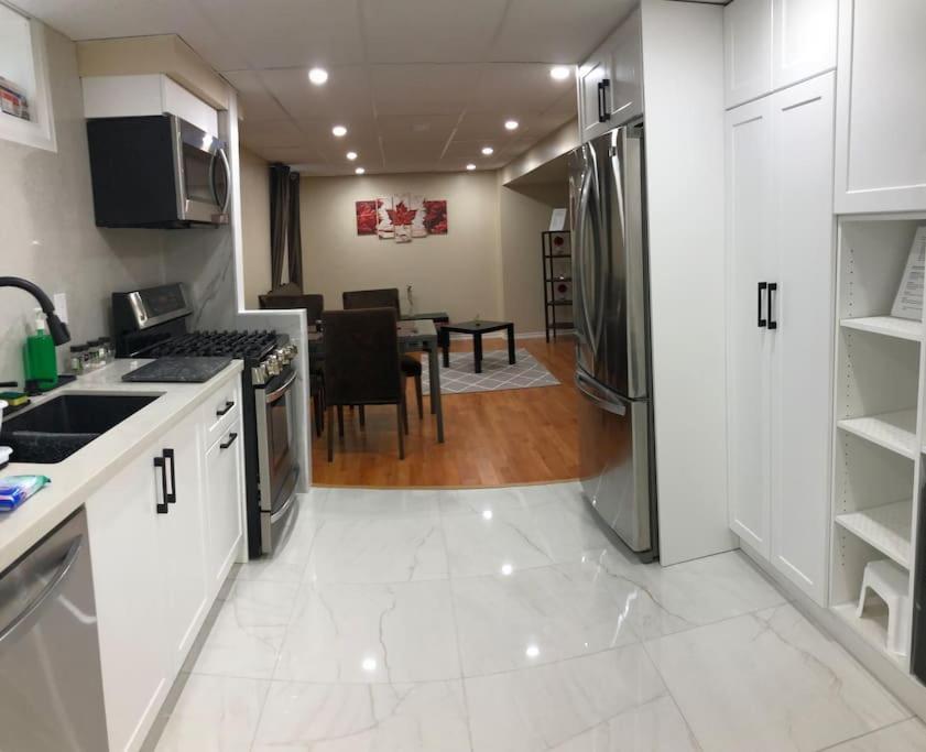 Basement Apartment In Richmond Hill Esterno foto