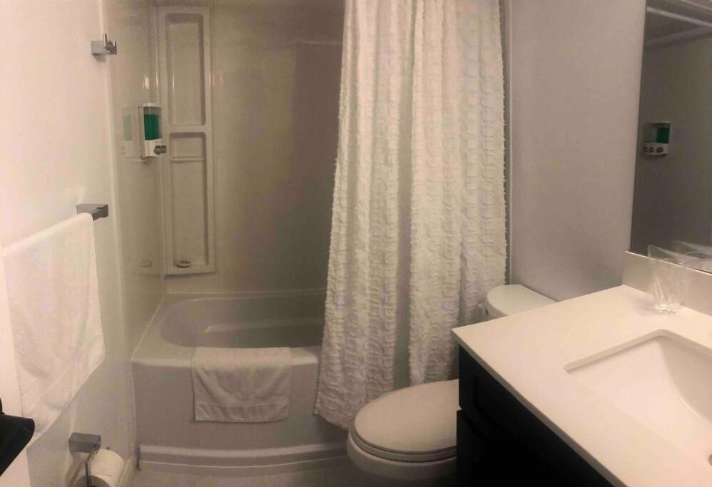 Basement Apartment In Richmond Hill Esterno foto