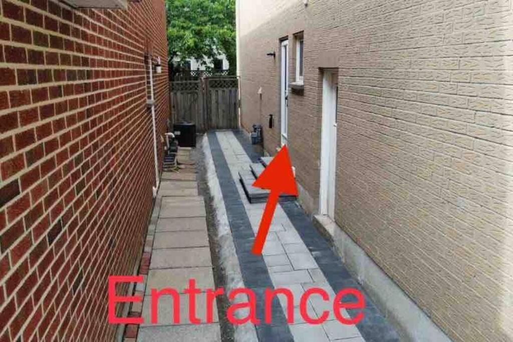 Basement Apartment In Richmond Hill Esterno foto