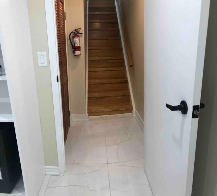 Basement Apartment In Richmond Hill Esterno foto