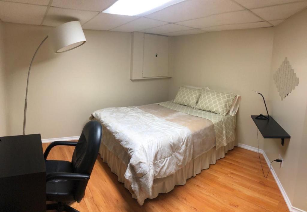 Basement Apartment In Richmond Hill Esterno foto
