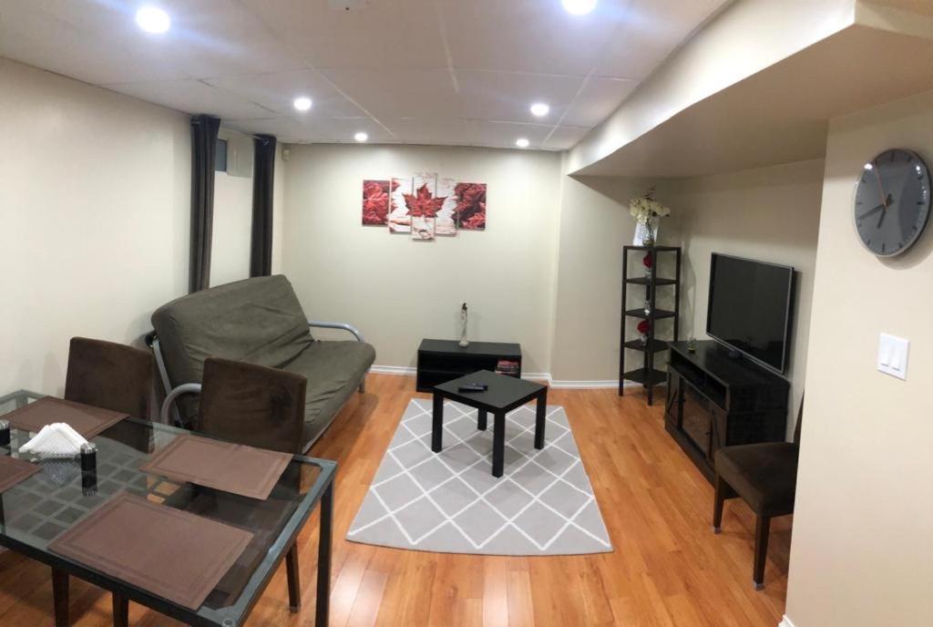 Basement Apartment In Richmond Hill Esterno foto